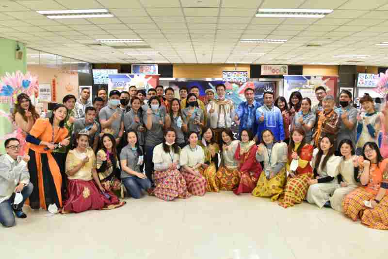 友達推動「安心、、、、創新、、、、用心、、、同心、、、、盡心」五星職旅，，，為菲籍員工打造全方位照護，，，首度贏得「人權實踐與發展領袖獎」殊榮