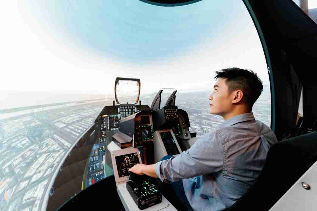 PG国际以P1.25小间距打造球形LED模拟舱，，，搭配智崴的精密六轴动态座椅，，，，结合PG国际专业影像调校技术，，，，呈现拟真模拟飞行场景