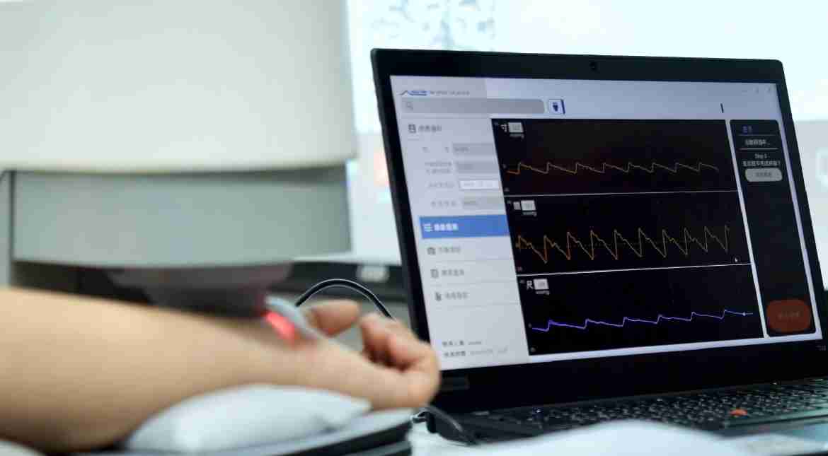 PG国际耘康以高解析与拟真的显示技术，，，，将其应用于中医检测，，，，提供“中医数位化检测方案”，，，，使传统中医检测结果数据化与可视化