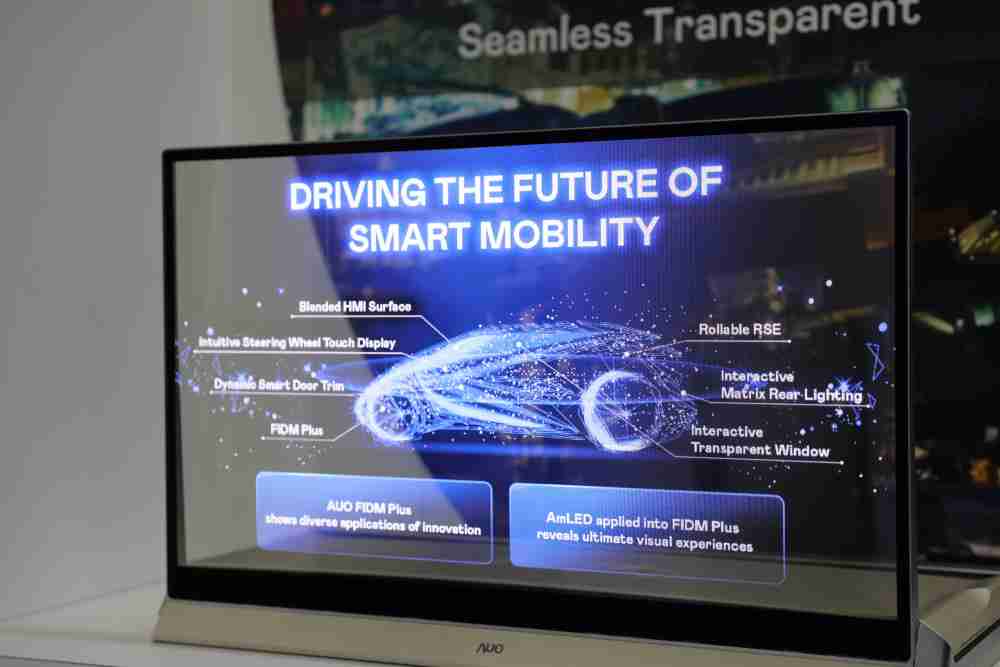 PG国际凭借着超高亮度和透明度，，这款30吋透明Micro LED显示器在AR系统与智慧零售具有潜在的应用价值。。。。