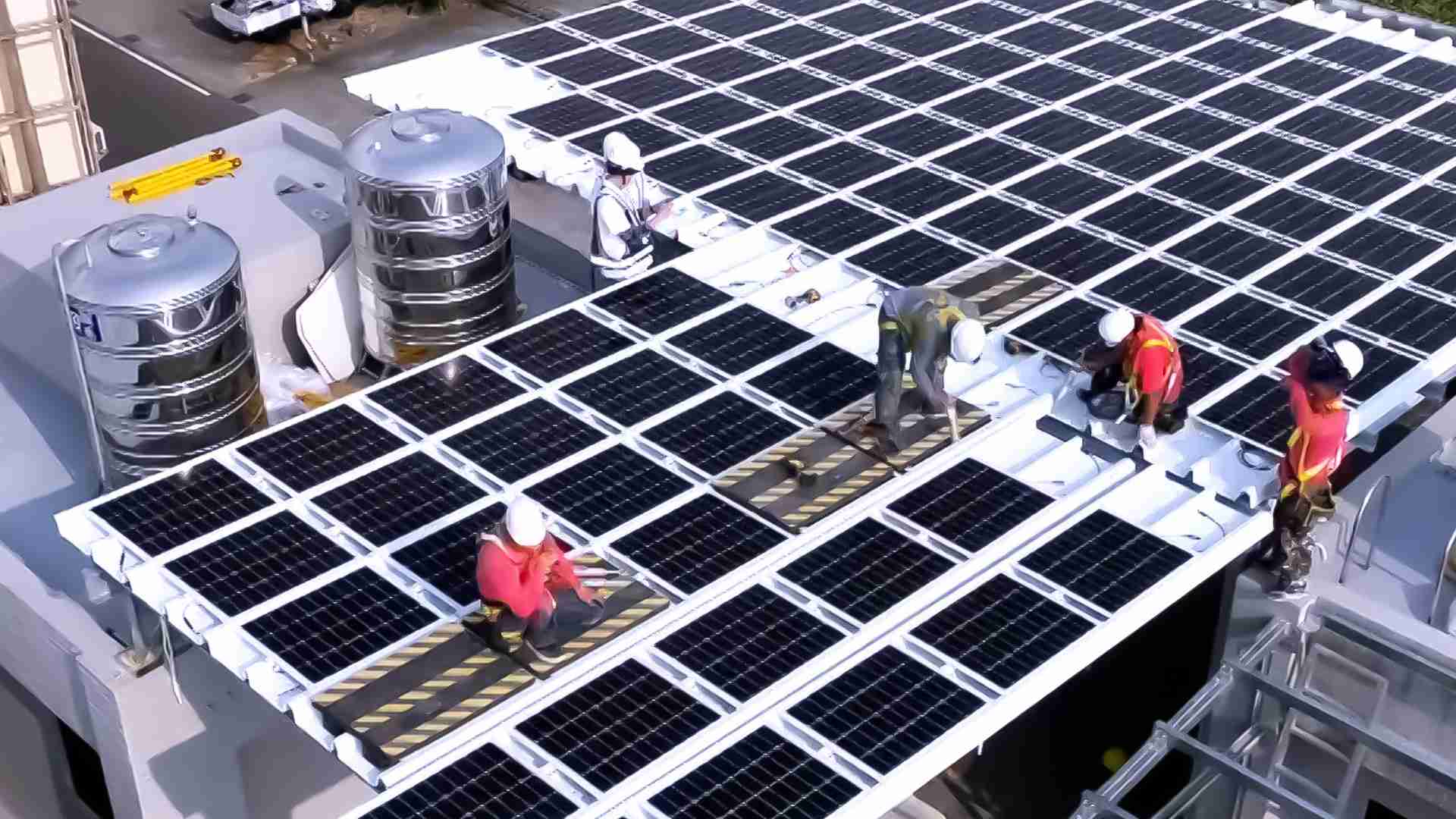 PG国际着力于替代能源之技术研发，，，如光电浪板的相关制程、、设备与产品，，，，其中所开发之光电整合型浪板，，，减少传统金属支架安装，，，更提升耐候度，，，可广泛运用于多元场域，，，，并辅助建筑达到净零碳排目标