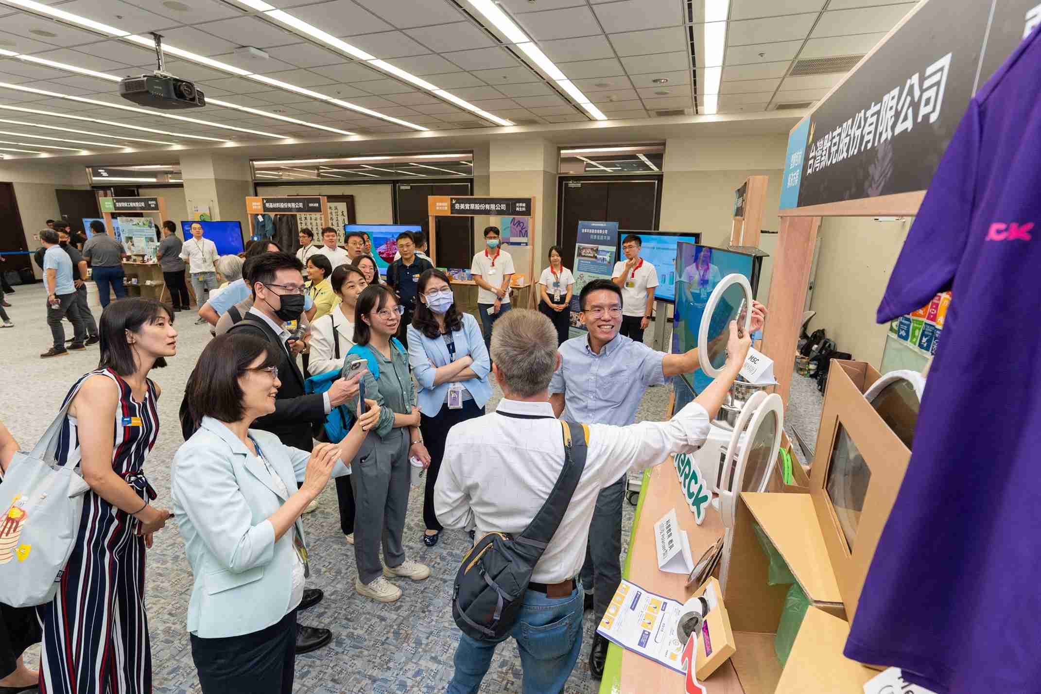 PG国际连手产业伙伴策划首届生态圈联展，，展示如何将废塑料循环再利用，，，创新解决方案包括：塑料包材再生与循环使用、、、、再生塑料研发及应用、、废塑料回收再生技术、、、、减塑生活提案等