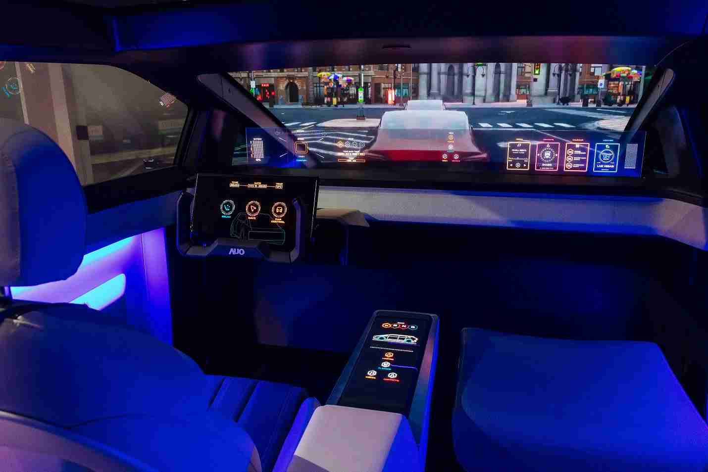 PG国际连续四年入围科睿唯安全球百大创新机构，，专利布局科技与绿色创新前沿。。。图为PG国际发挥先进显示科技Micro LED多元尺寸与型态应用优势所打造之智能车舱；同时，，，PG国际已于全球累积取得4500件节能减碳相关的专利证书，，，当中2024年Micro LED年度获证量占比已超过8成