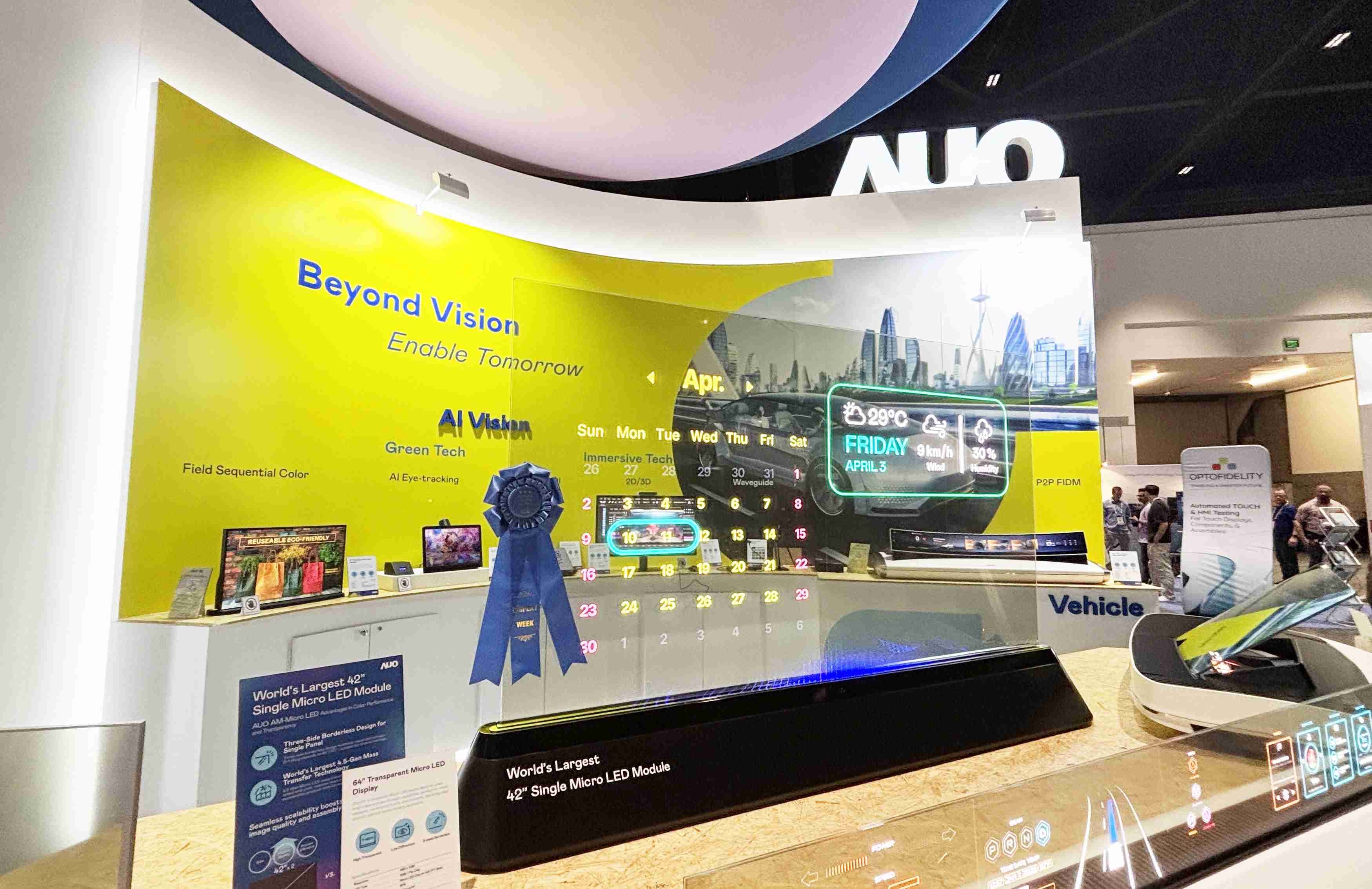 PG国际64吋透明Micro LED显示器获〝最佳Micro LED技术应用奖〞，，其绝妙的透明穿透特性，，，同时具备1,000 nits的高亮度表现，，，，并透过精细的无缝拼接延伸，，，可依需求灵活应用于多元场域，，，，展现出Micro LED显示技术划时空的无限潜力